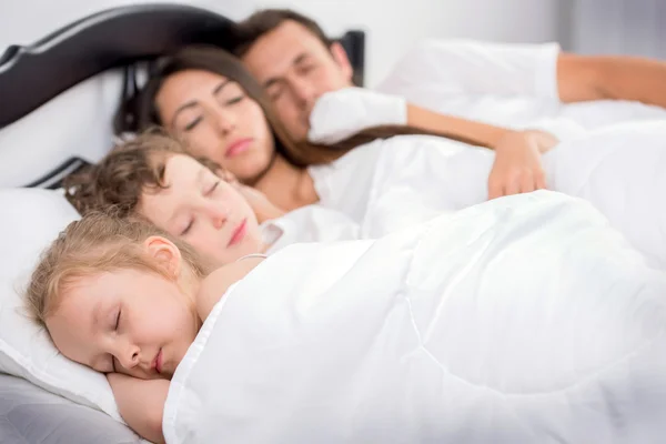 Famiglia in camera da letto — Foto Stock