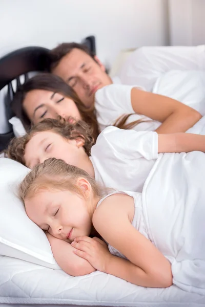 Famiglia in camera da letto — Foto Stock