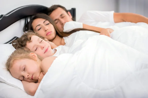 Familia en el dormitorio — Foto de Stock