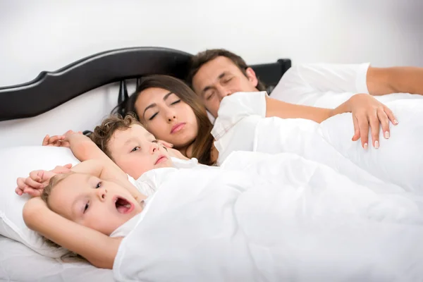 Familia en el dormitorio — Foto de Stock