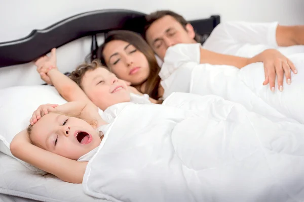 Famiglia in camera da letto — Foto Stock