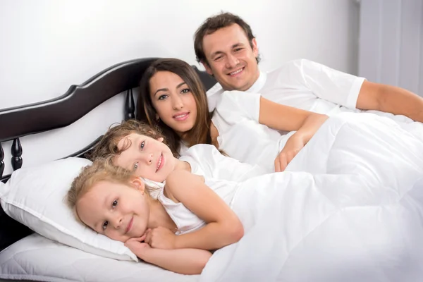 Famiglia in camera da letto — Foto Stock