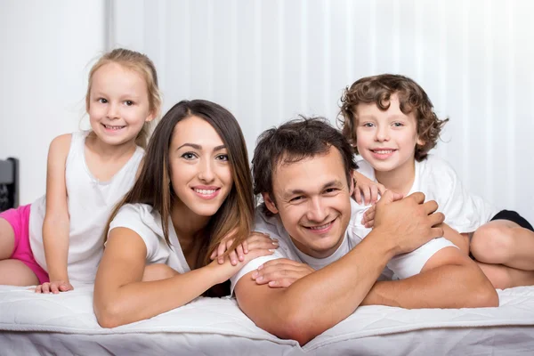 Familia en el dormitorio — Foto de Stock