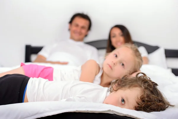 Familia en el dormitorio — Foto de Stock