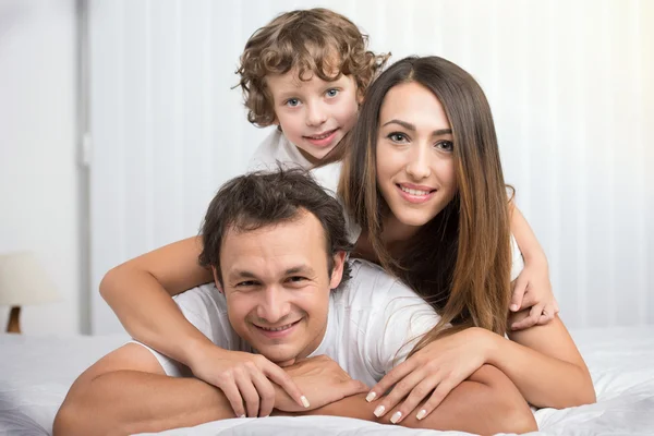 Familj i sovrummet — Stockfoto