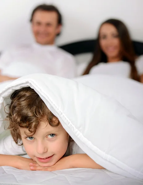 Familie im Schlafzimmer — Stockfoto