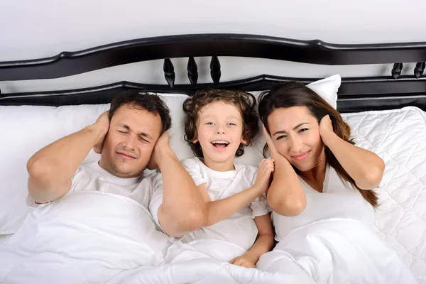 Familj i sovrummet — Stockfoto