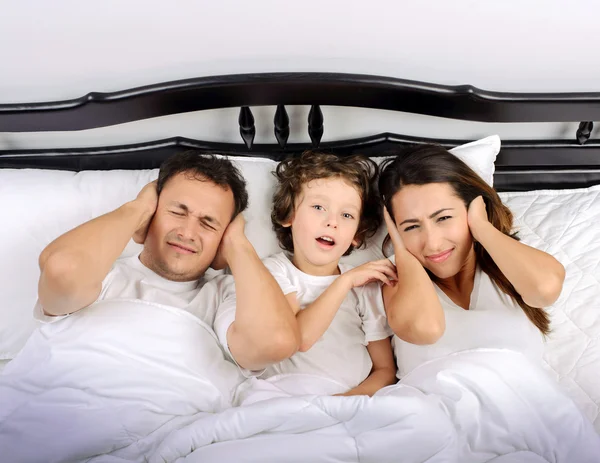 Famiglia in camera da letto — Foto Stock