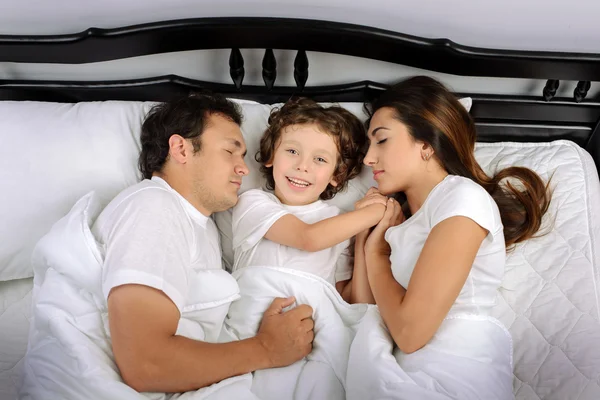 Familie in de slaapkamer — Stockfoto