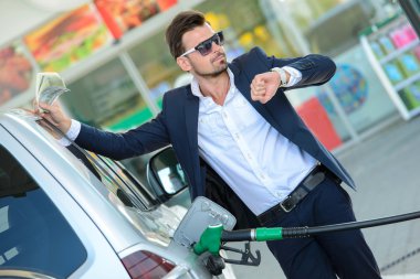 Petrol akaryakıt istasyonu
