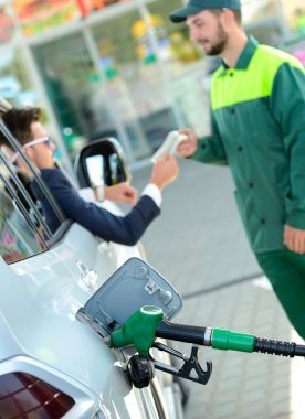 Petrol akaryakıt istasyonu