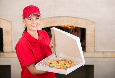 Bu lezzetliymiş. Pizza teslim kadın gösterilen.