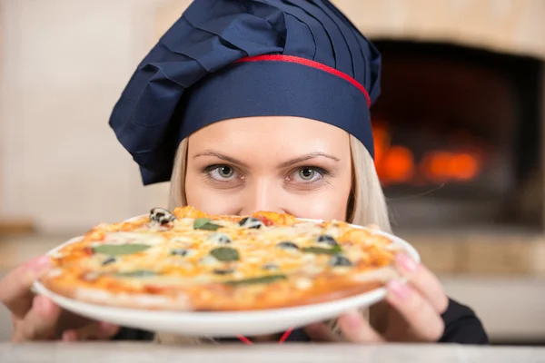 Primo Piano Giovane Cuoco Con Pizza Margherita — Foto Stock