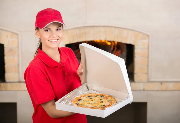Jest Smaczne Dostawy Kobieta Pokazuje Pizza — Zdjęcie stockowe