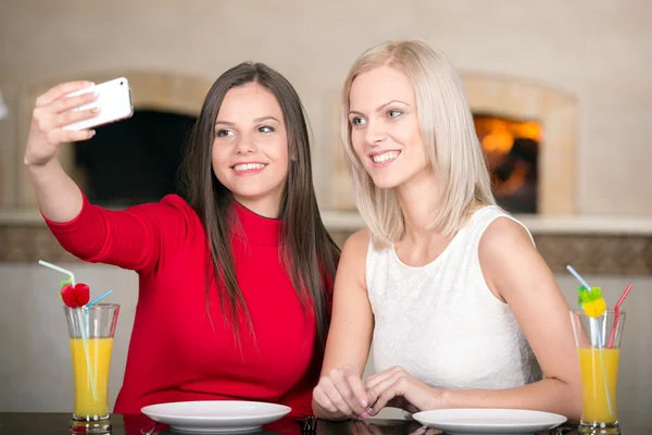 Meninas Bonitas Estão Esperando Por Pizza Tirar Fotos — Fotografia de Stock