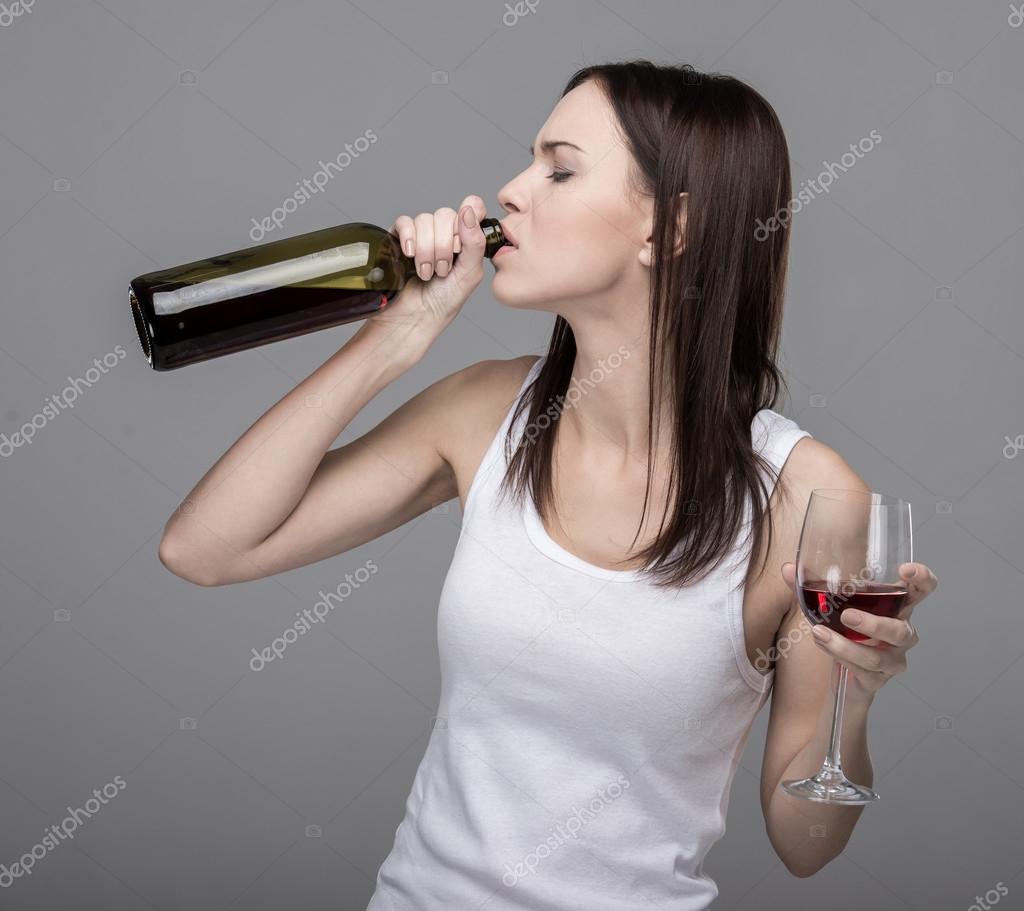 Пьют вино из горла и трахаются сладко
