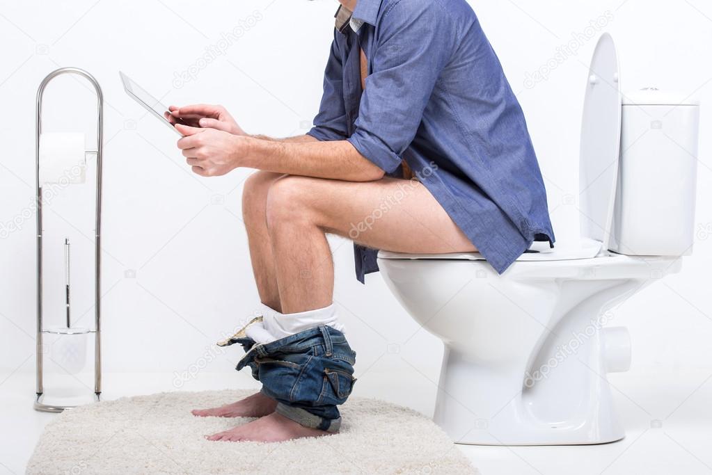 сидя на унитазе это