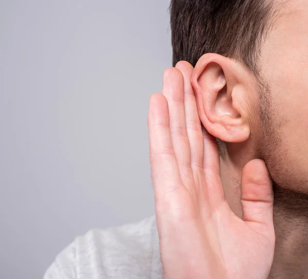 слышать обеими ушами.