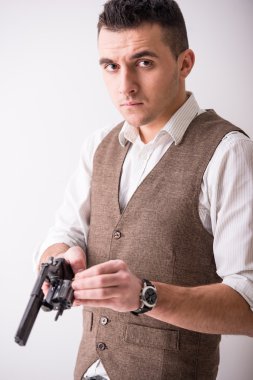 Silahlı adam.