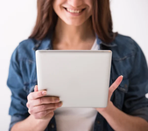 Kvinna med tablett — Stockfoto