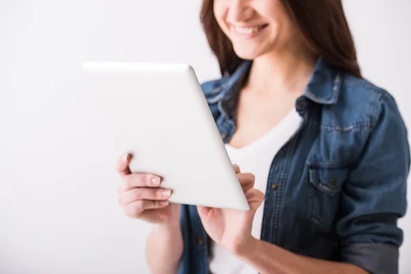 Vrouw met tablet — Stockfoto