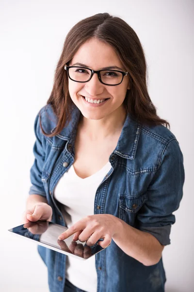 Vrouw met tablet — Stockfoto