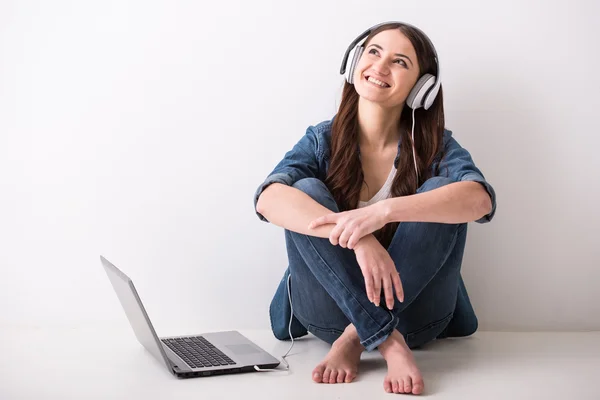Wanita muda dengan laptop. — Stok Foto
