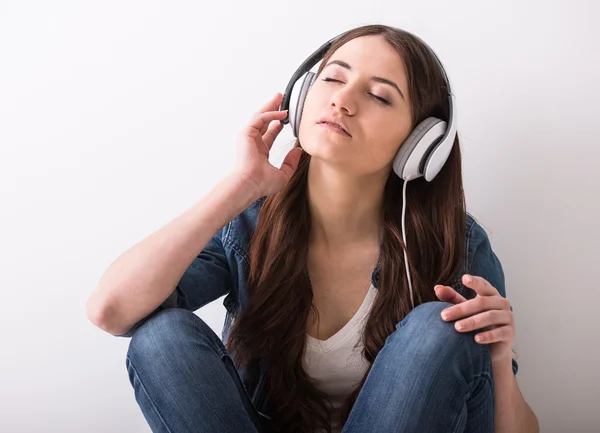 Lyssnar på musik — Stockfoto