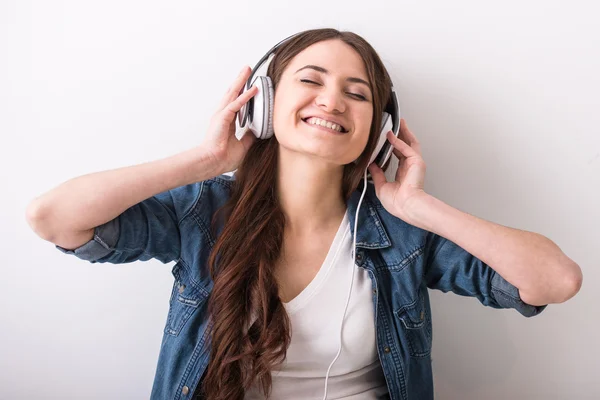 Lyssnar på musik — Stockfoto