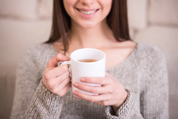 Vrouw thuis — Stockfoto