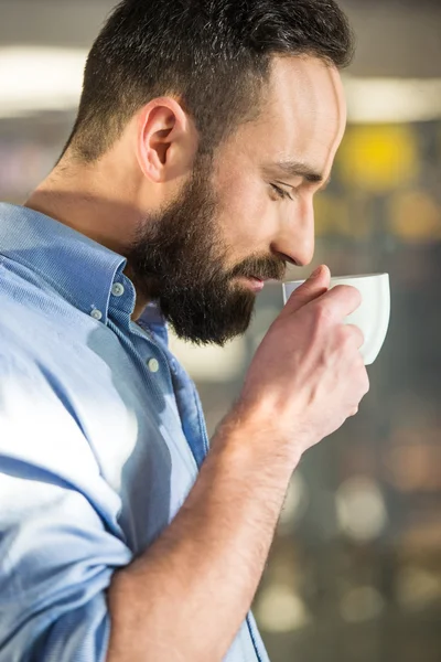 Man met koffie — Stockfoto