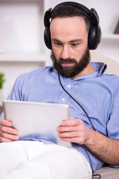 Mannen hemma. — Stockfoto