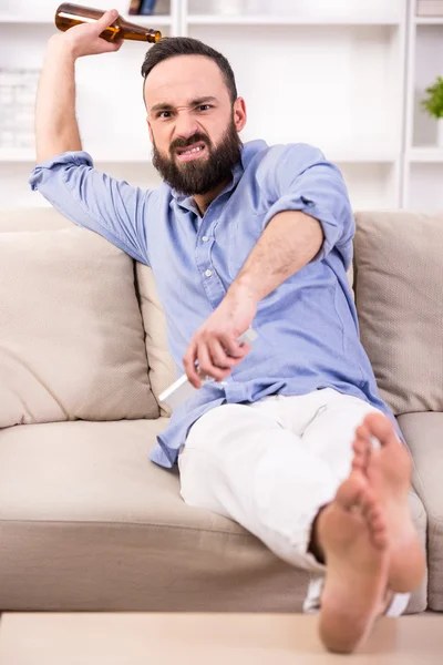 Homem em casa . — Fotografia de Stock