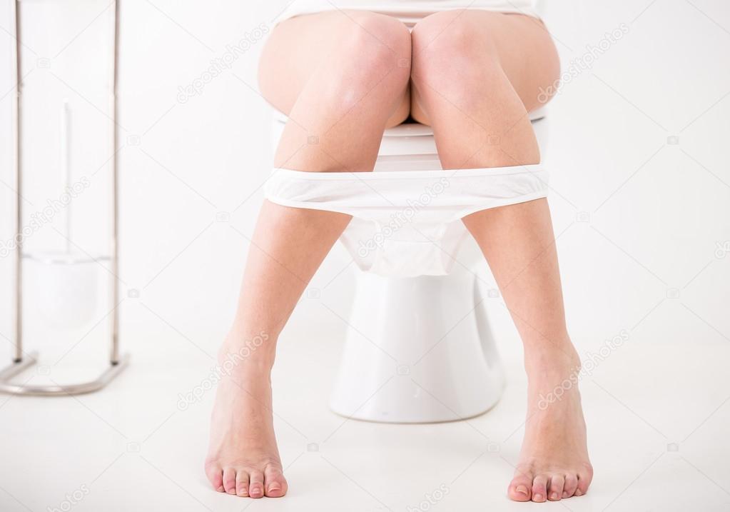 femme au toilette femme au toilette