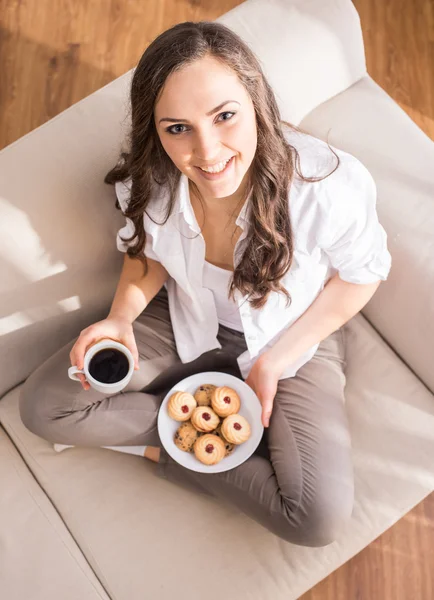 Mujer en casa — Foto de Stock