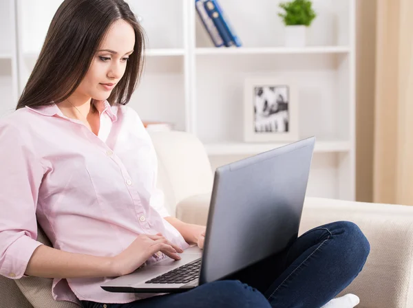 Mujer en casa — Foto de Stock