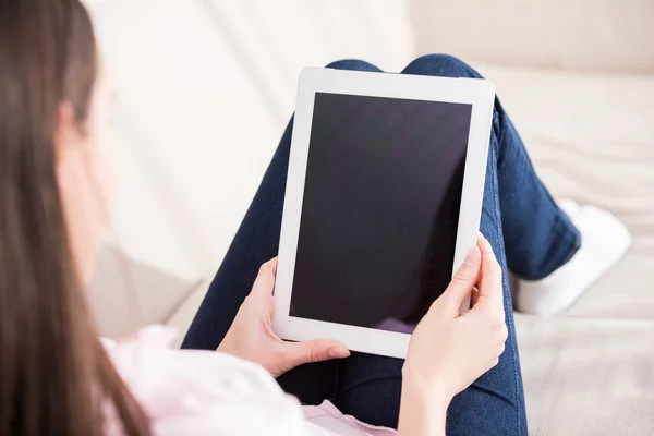 Vrouw met tablet — Stockfoto