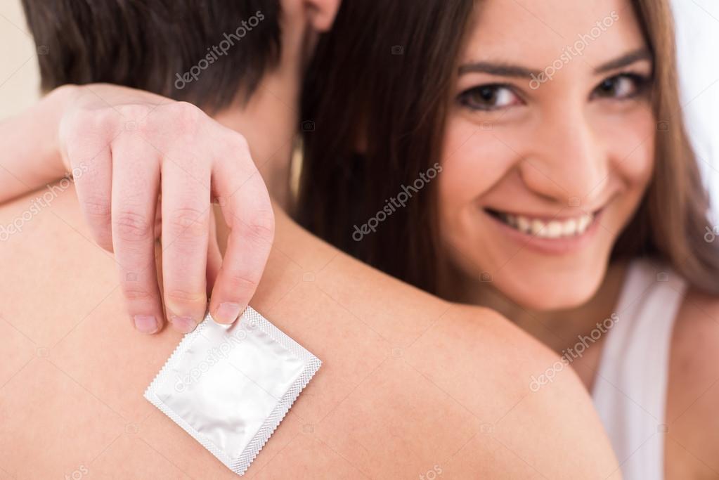 håller kondom flicka