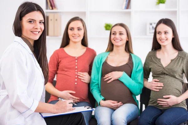 Беременные женщины — стоковое фото