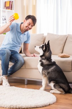 Köpekli adam.