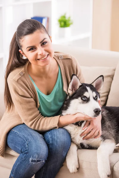 Kvinna med hund — Stockfoto