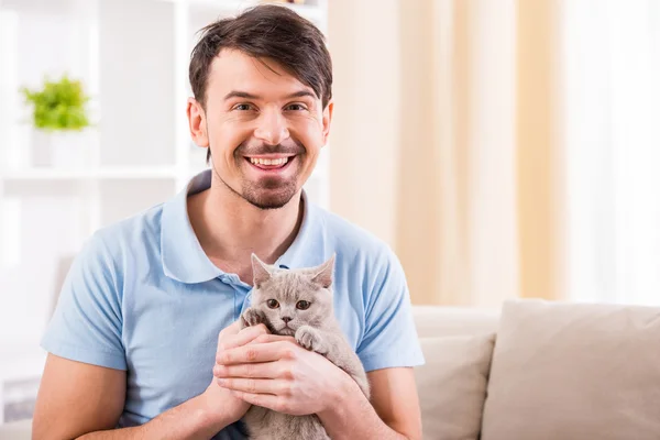 Uomo con gatto — Foto Stock