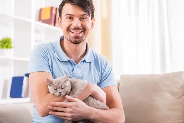 Muž s kočkou — Stock fotografie
