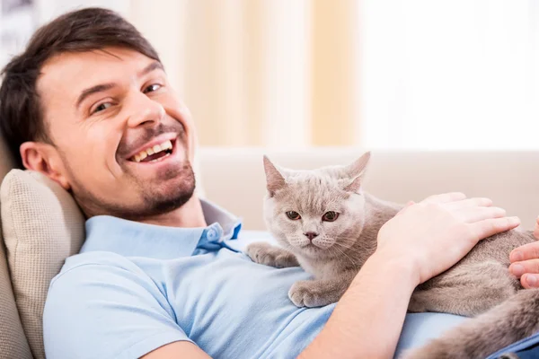 Homme avec chat — Photo