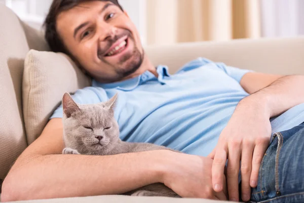 Man med katt — Stockfoto