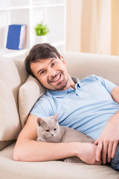Man with cat — Stock Photo, Image