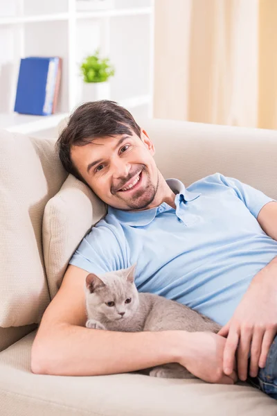 Uomo con gatto — Foto Stock