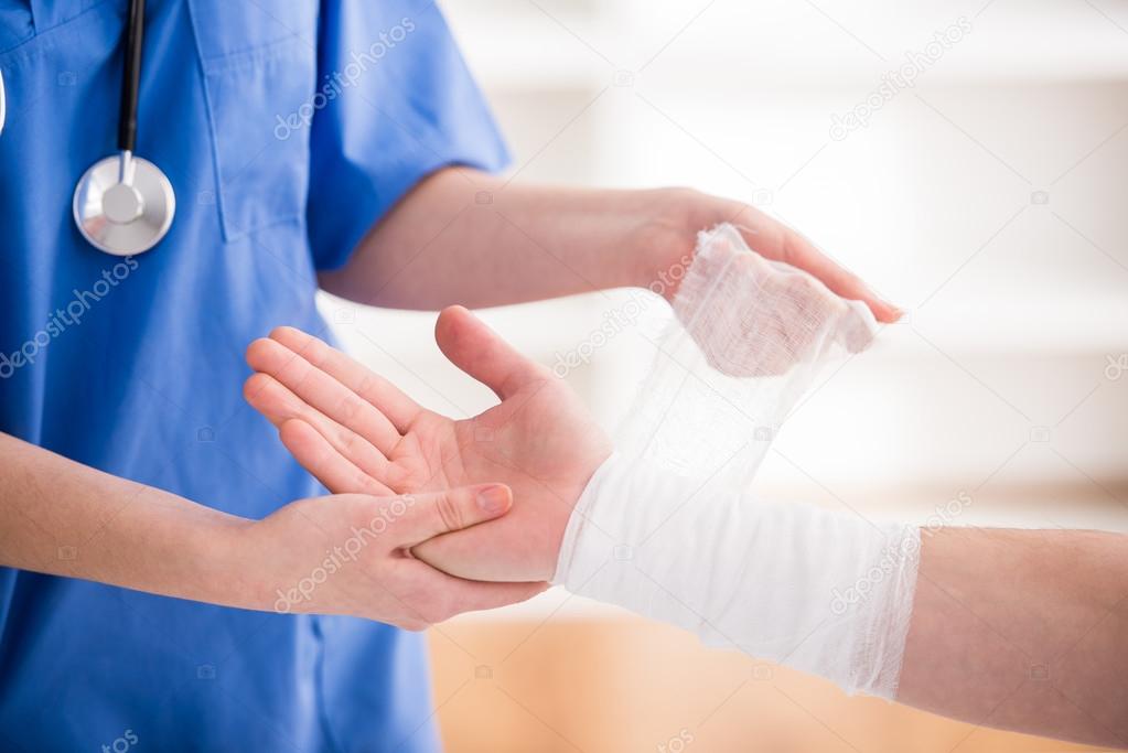 Läkare Sätta Bandage På Patientens Hand-foton och fler bilder på Bandage -  Bandage, Skada, Hälsovård och medicin - iStock