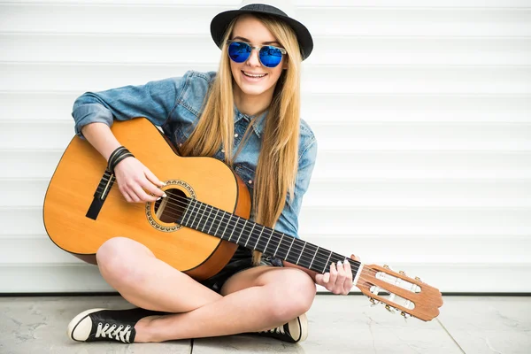 Menina com gitar — Fotografia de Stock