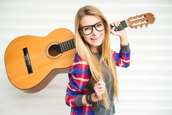 Menina com gitar — Fotografia de Stock
